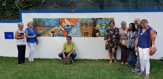 Painel cerâmico em baixo-relevo