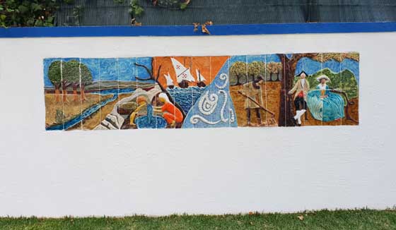 Painel cerâmico em baixo-relevo