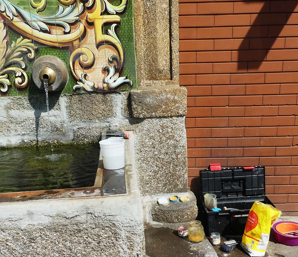 Ferramentas e materiais para o restauro dos azulejos danificados