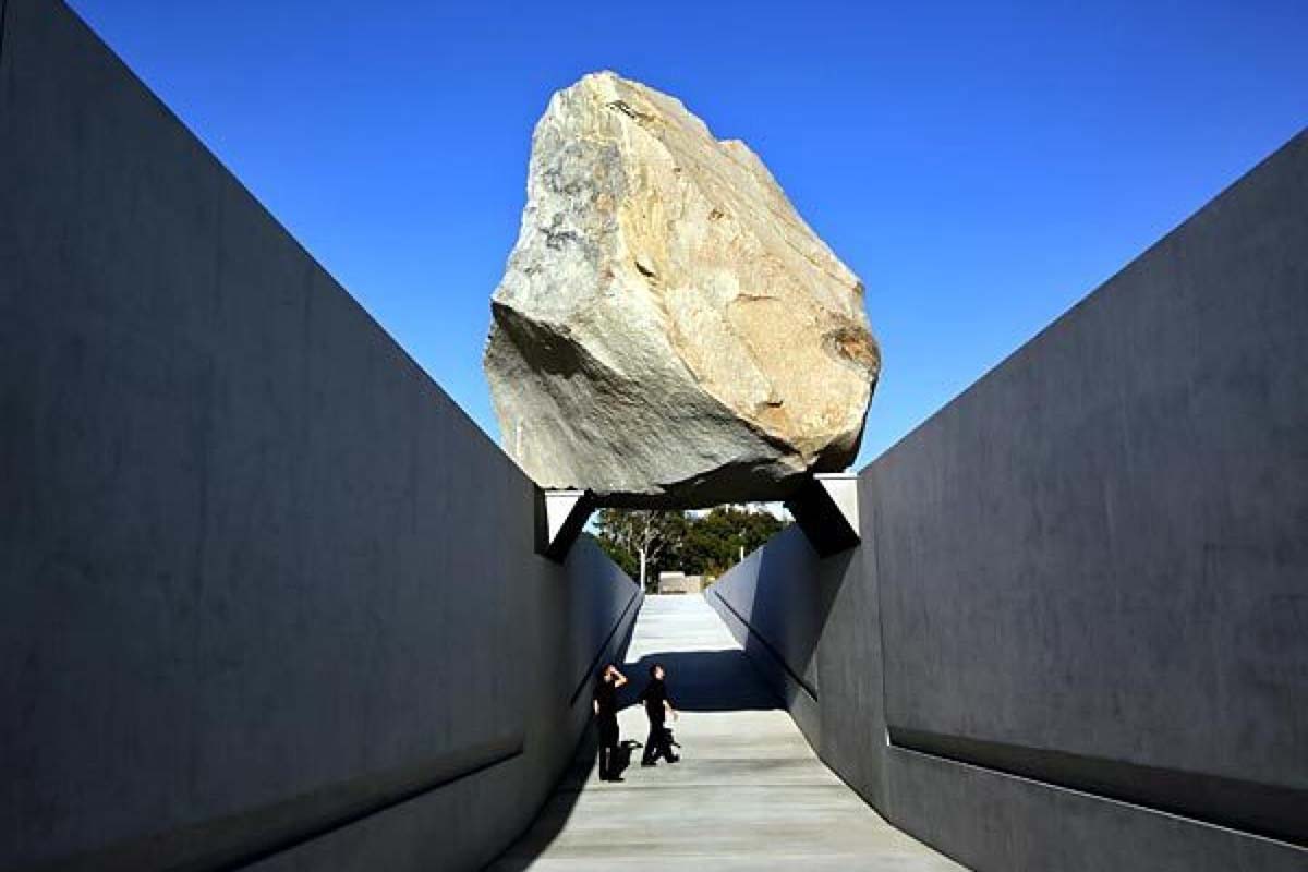Michael Heizer : bloco de granito de 340 toneladas